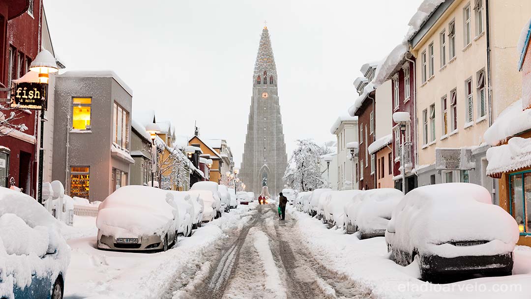 Snowed streets leading to Hallgrimskirkja.