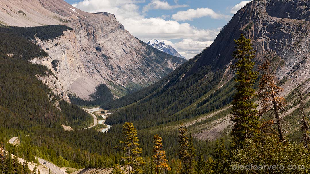 Breathtaking landscape along the Icefields Parkway on the way to Jasper National Park.